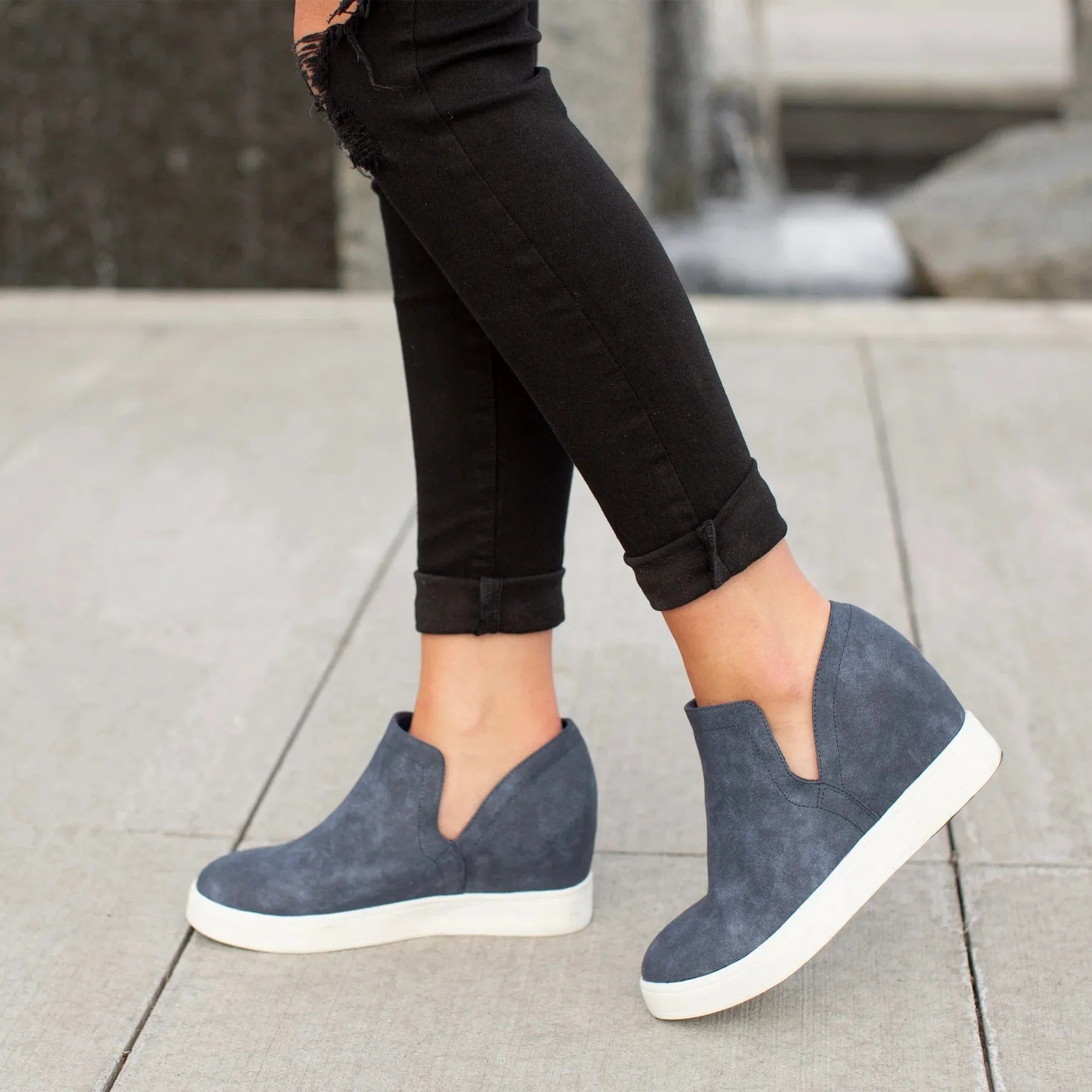 JOURNEE COLLECTION - Cardi Wedge Sneaker