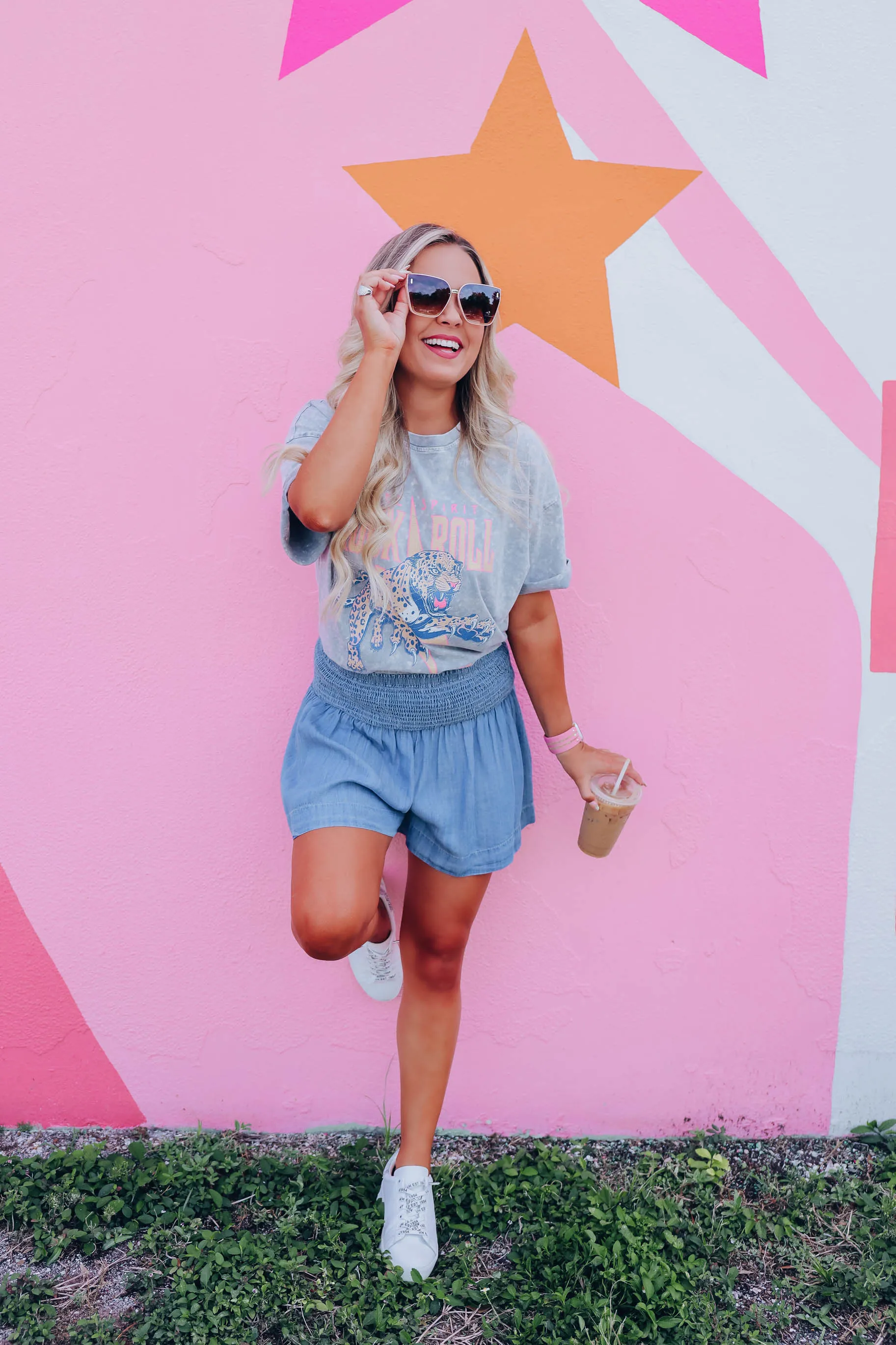 Retro Free Spirit Graphic Tee - Grey